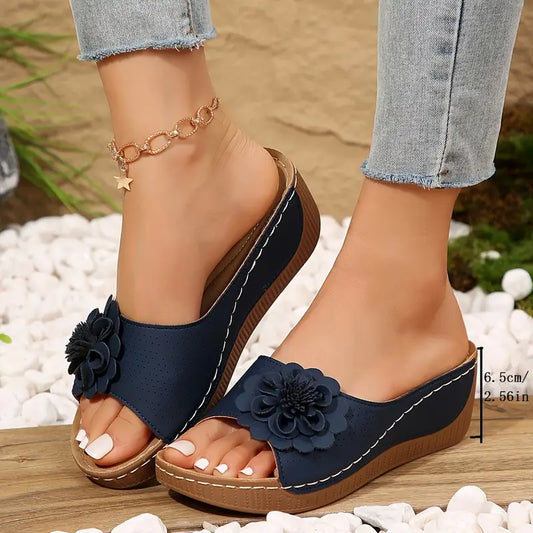 Indy™ | Stilfulde Blomstrede Slip-On Kilesandaler