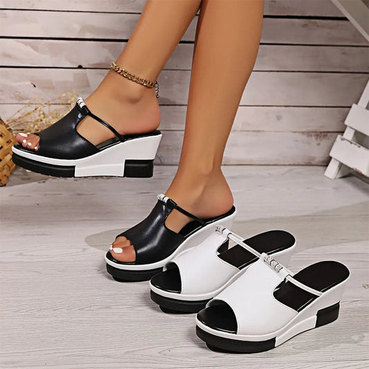 Silla | Stilfulde Kilesandaler med Rhinestone-detaljer